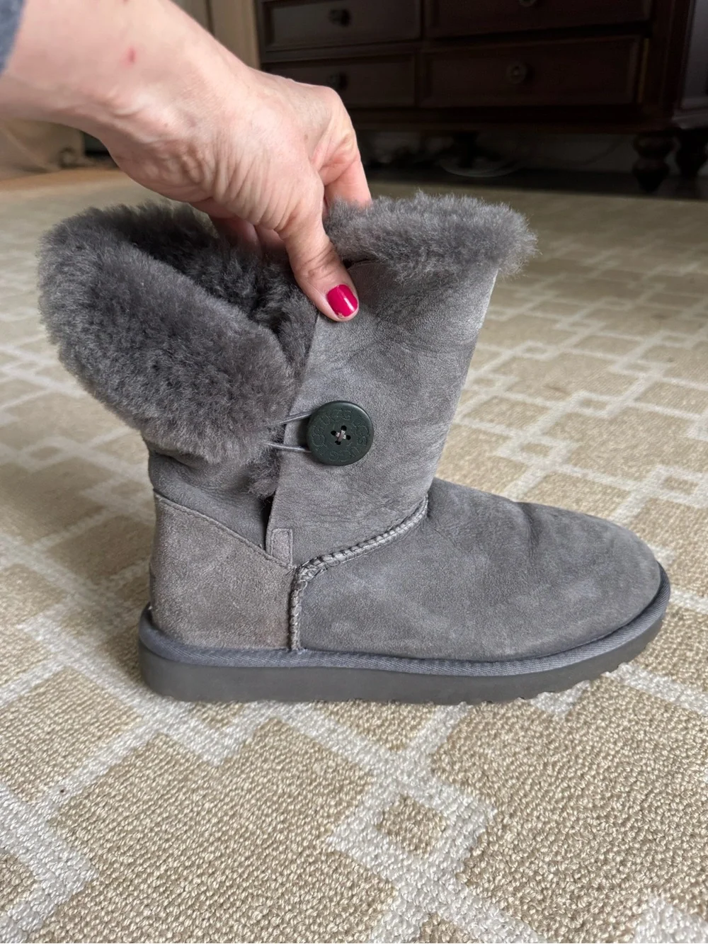 UGG Bailey Button II Shearling Boots Gray Suede Fur Lined Cozy Lounge Size 9